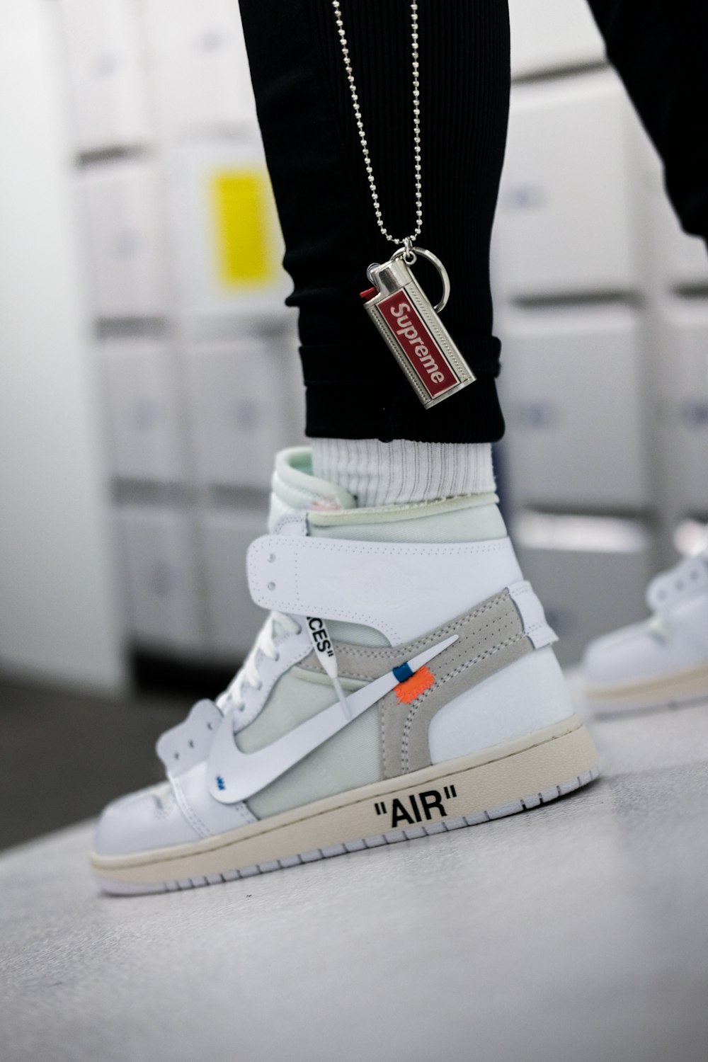 personne portant une chaussure Nike x Off-white