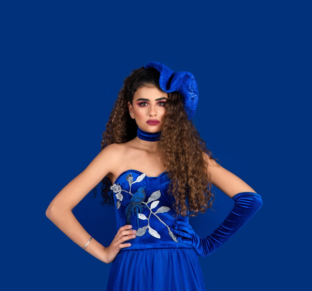 mujer con vestido de tubo azul con escote corazón