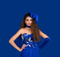 woman wearing blue sweetheart neckline tube dress