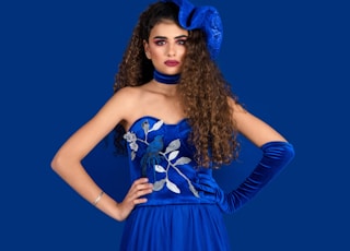 woman wearing blue sweetheart neckline tube dress