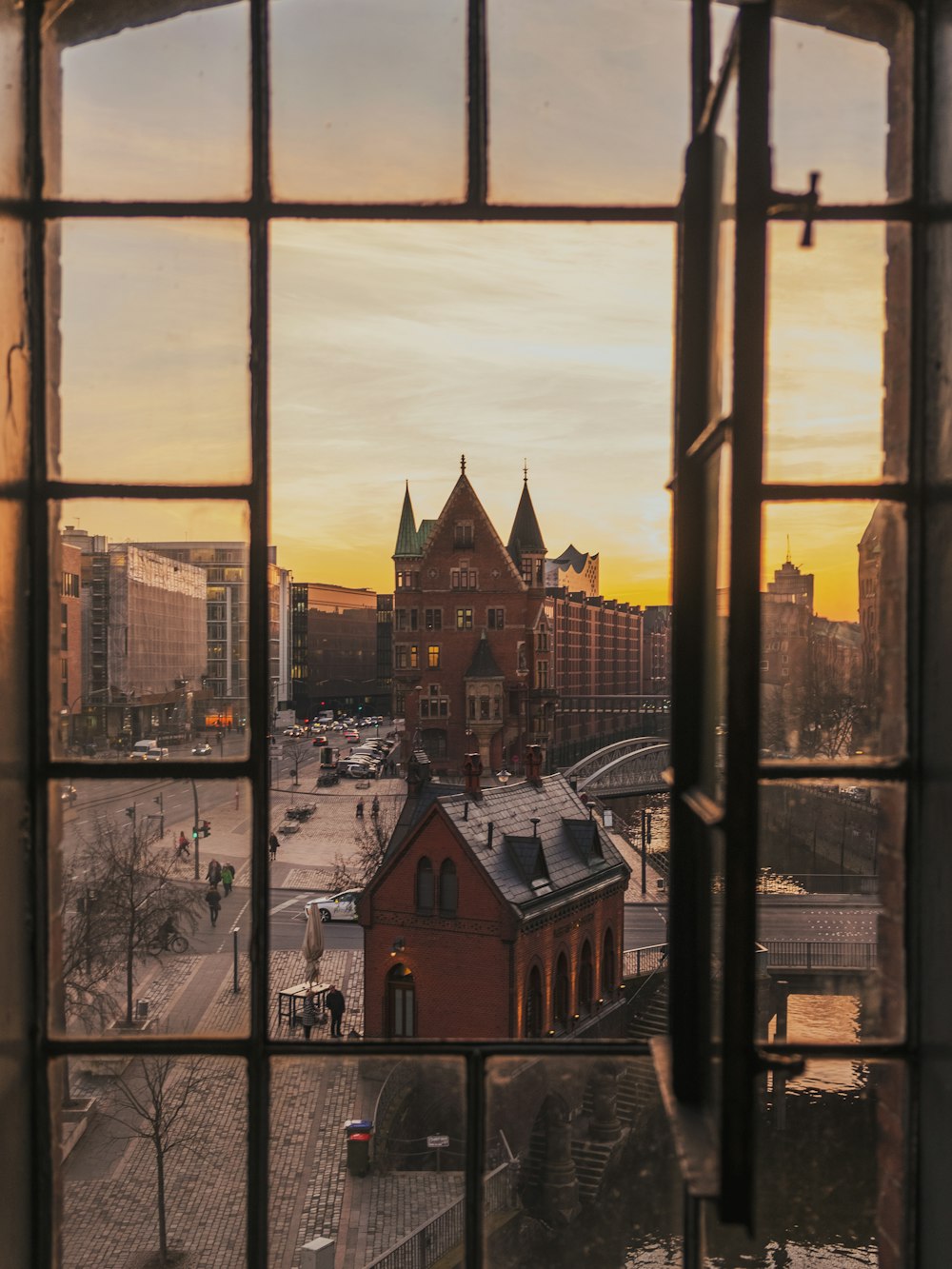 Bâtiment brun pendant la journée