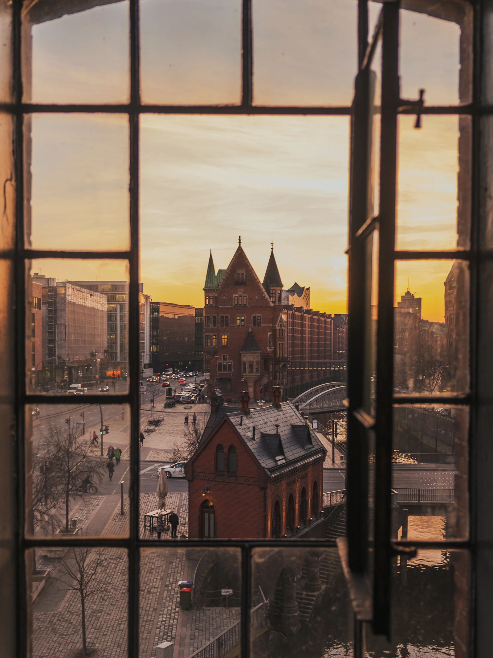 Historisches Backsteingebäude an einem sonnigen Tag