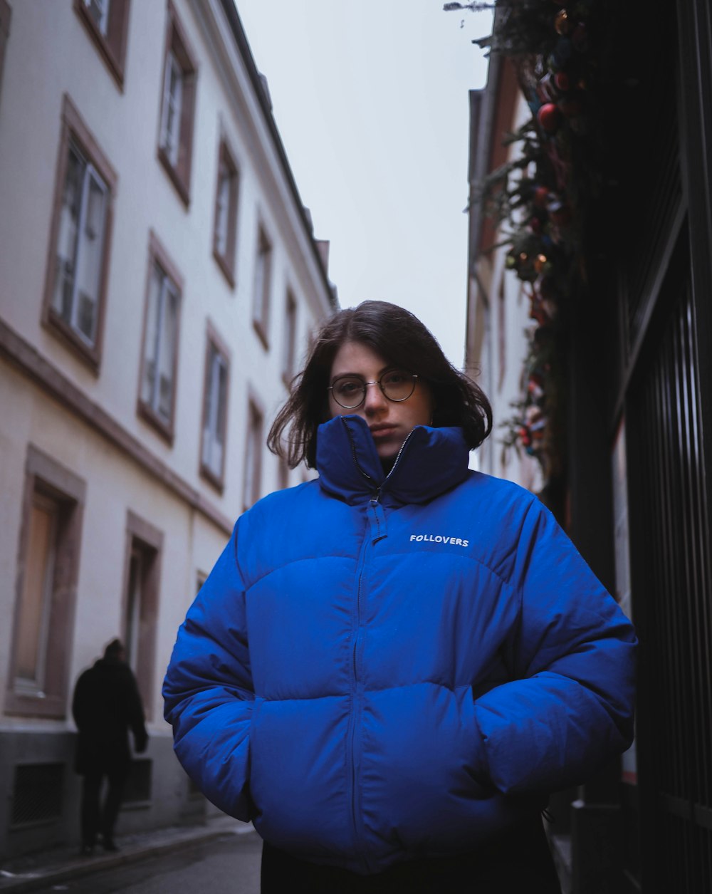 Foto de enfoque superficial de mujer en chaqueta de burbujas azul con cremallera completa