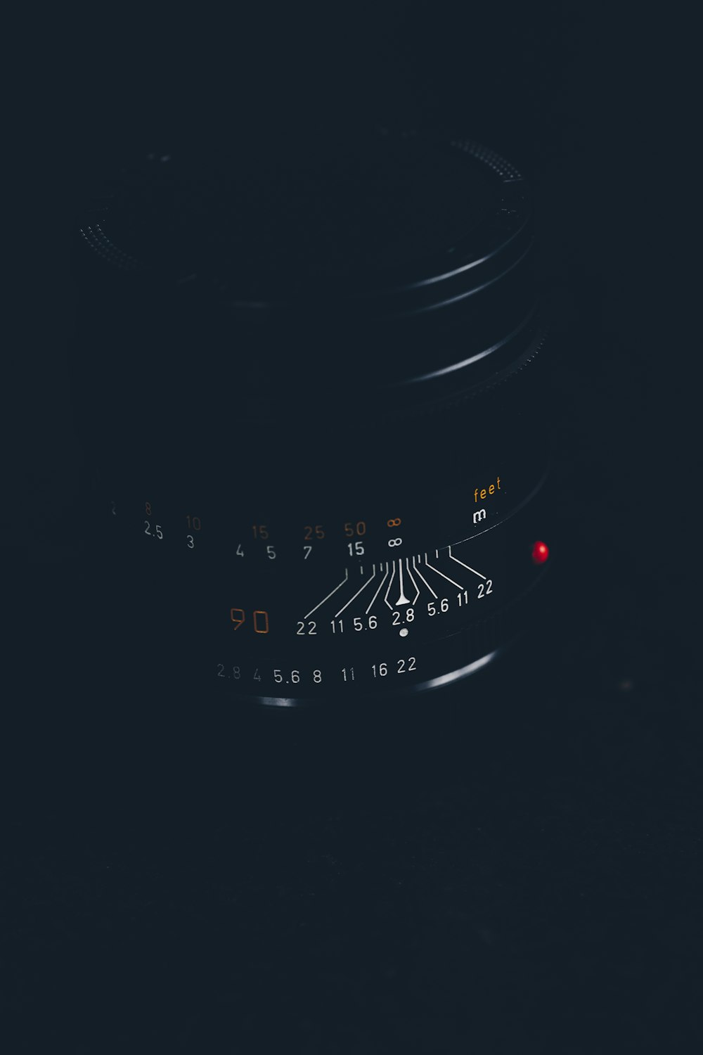 um close up de um velocímetro no escuro
