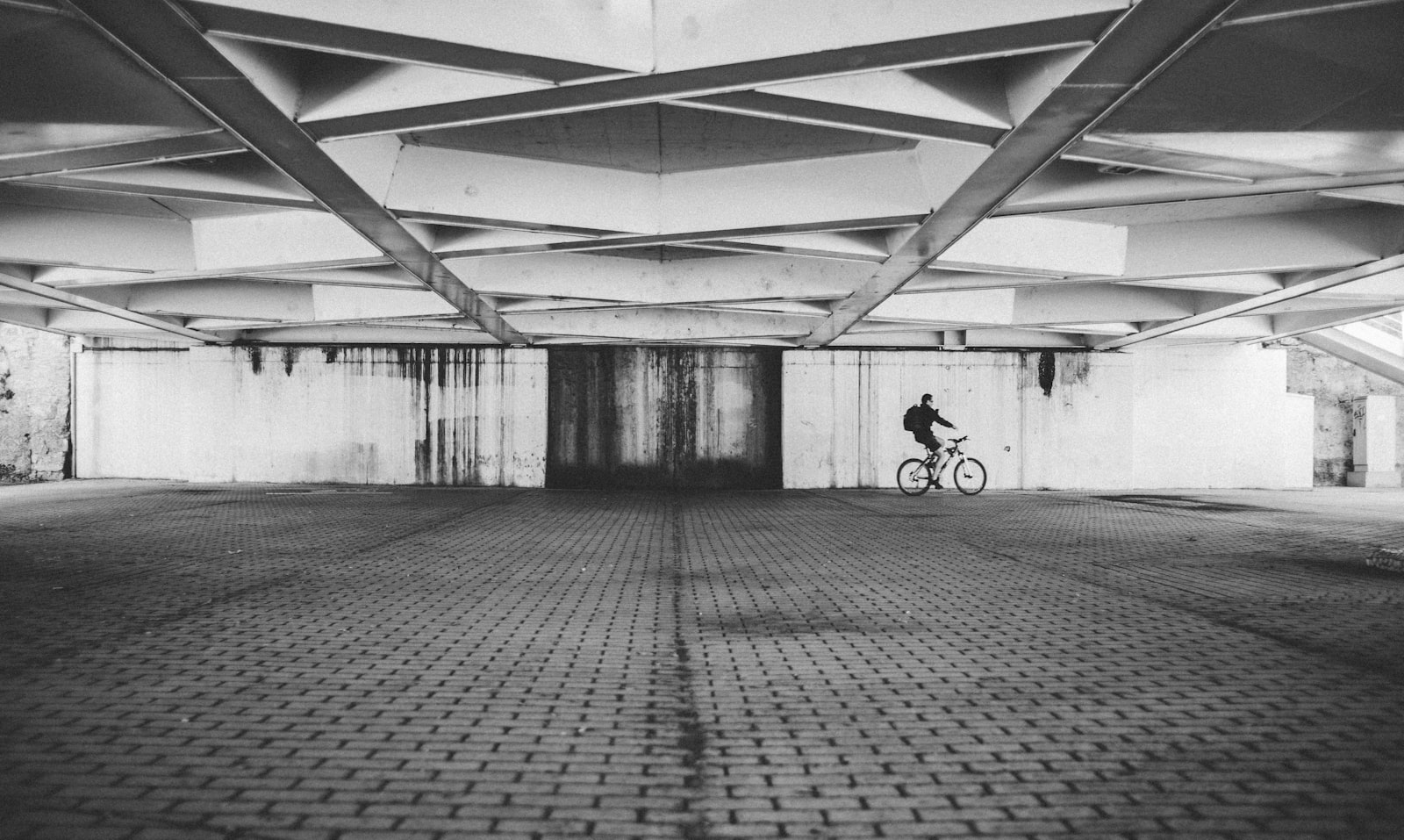 Summicron-M 1:2/35 ASPH. sample photo. Man riding bicycle photography