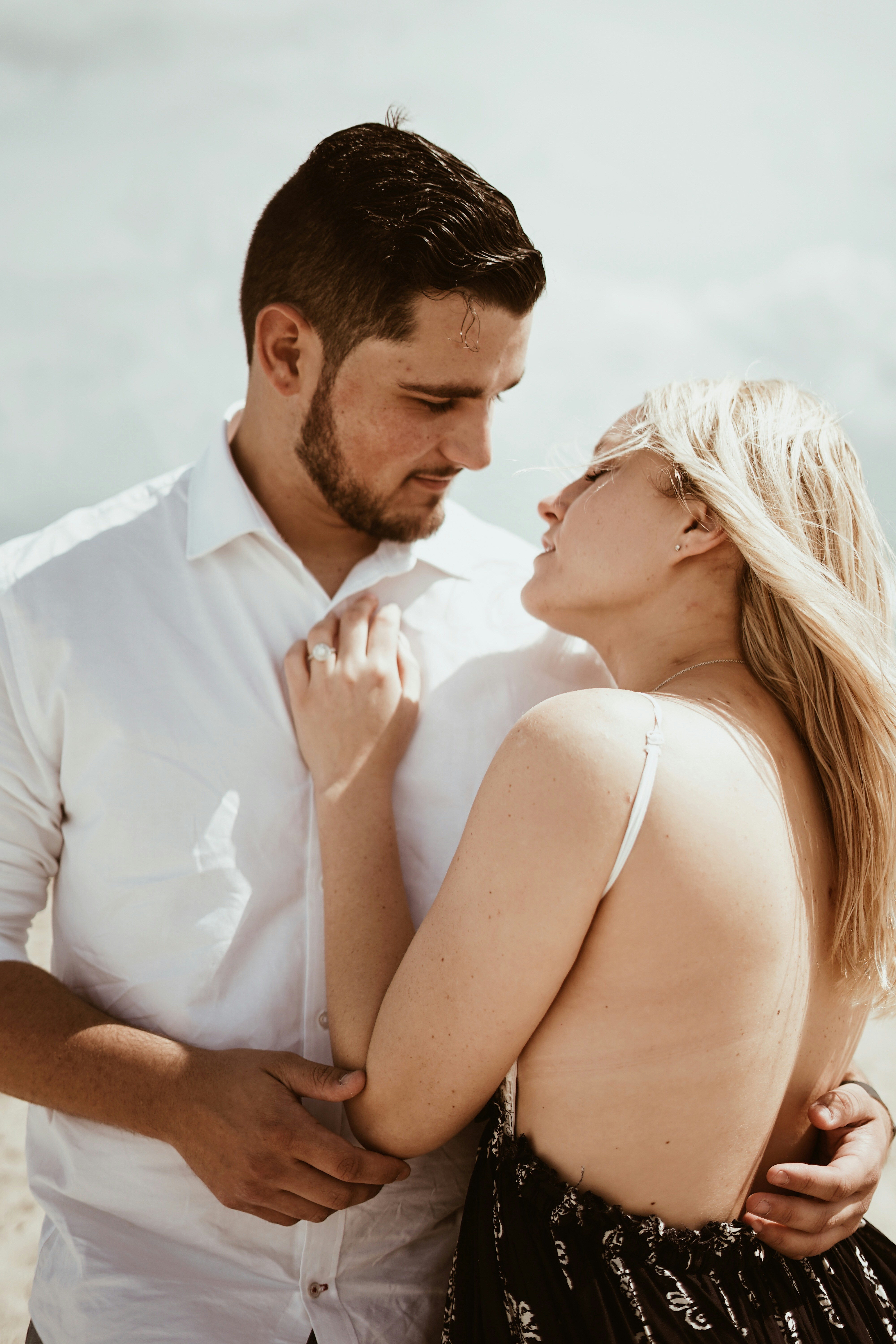 抱き合うカップルの写真 Unsplashで見つけるグレーの無料写真