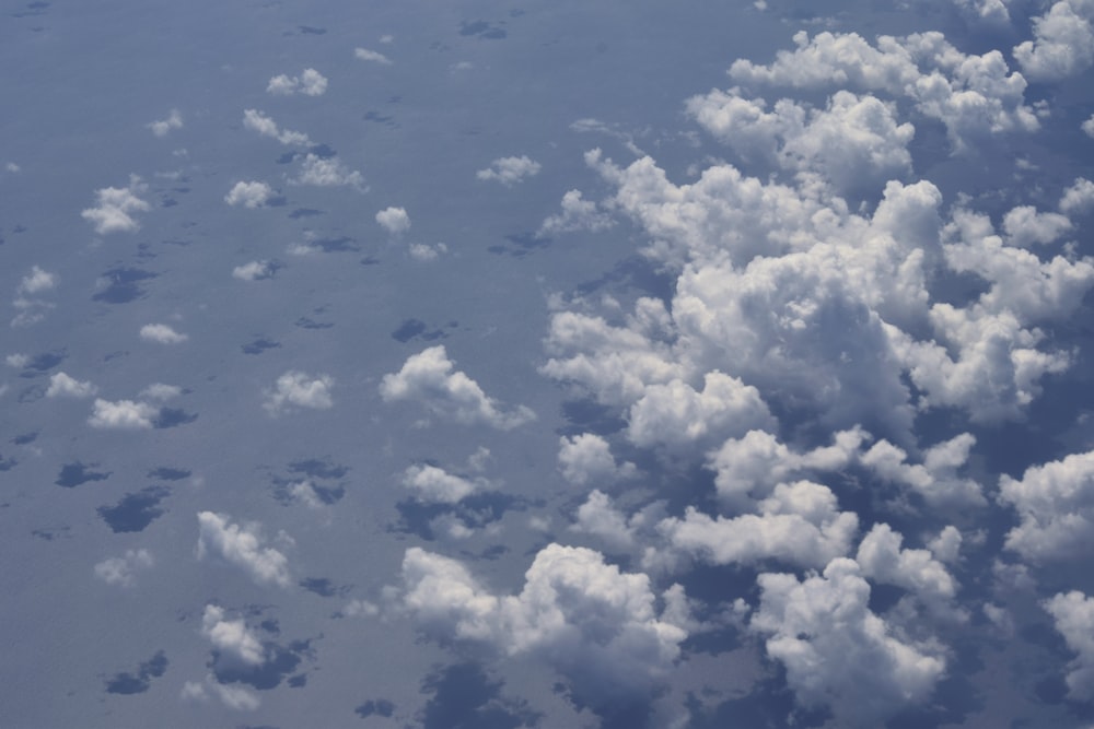 Photographie aérienne des nuages pendant la journée