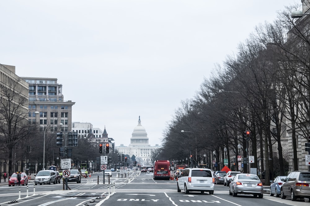 Véhicules sur la route pendant la journée