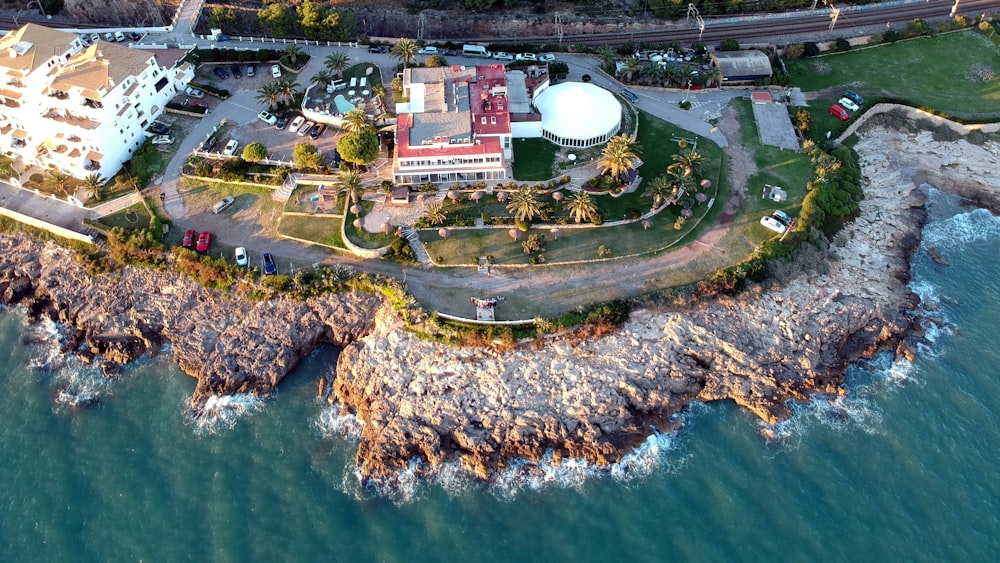 Fotografia aerea di edifici vicino alla spiaggia durante il giorno