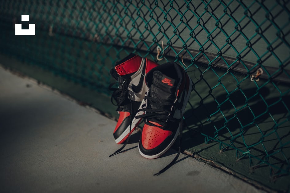 Foto Nike air jordan 1 zapatos cerca de valla de tela metálica – Imagen  Jordán gratis en Unsplash