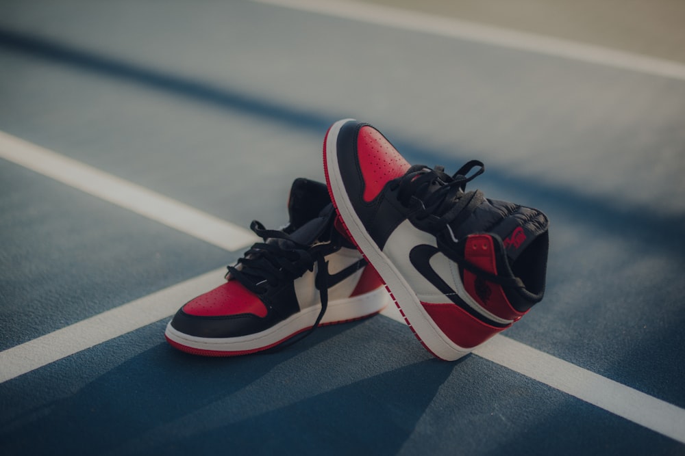 paio di scarpe Air Jordan 1 nero-bianco-e-rosso