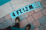 4 ft 1.2 m no diving pool sign during daytime