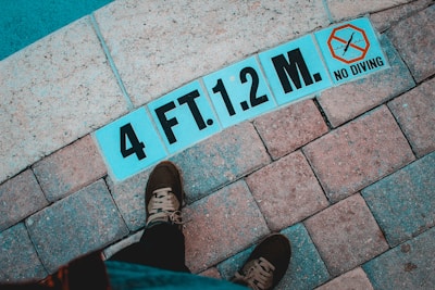4 ft 1.2 m no diving pool sign during daytime