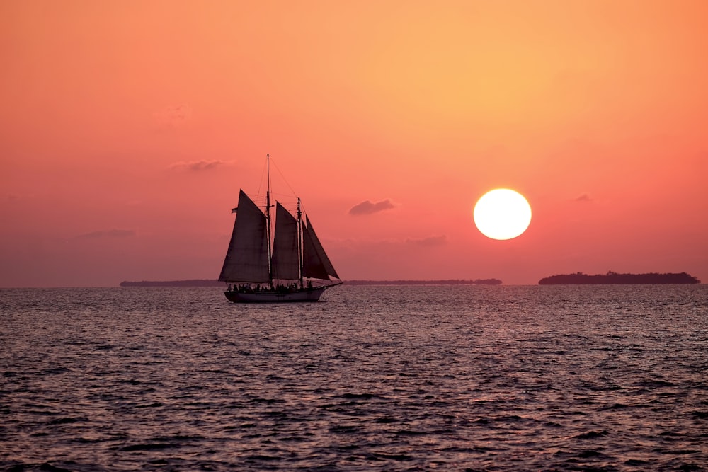 velero blanco en el océano