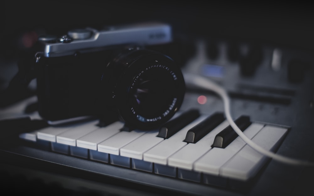 Cámara réflex negra y gris en el teclado