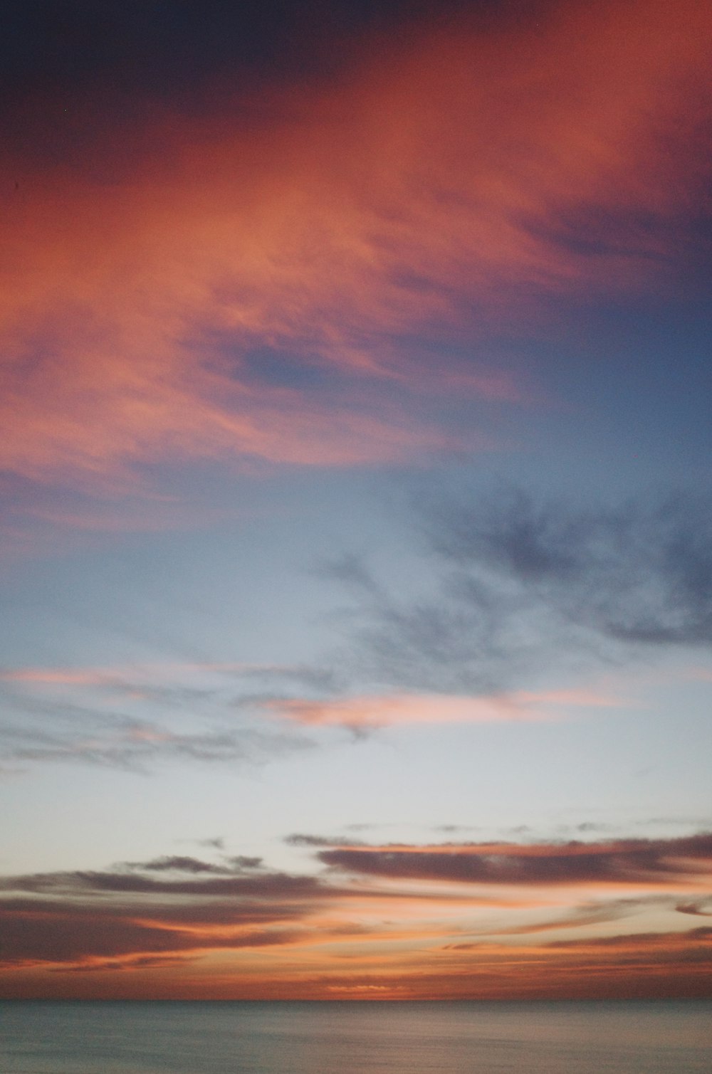 oceano sotto cielo nuvoloso