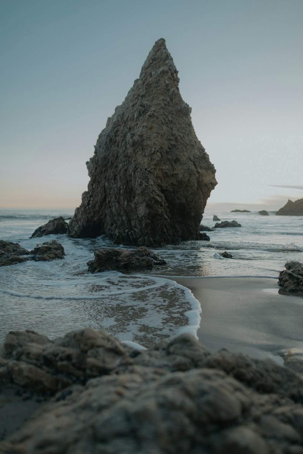 ocean waves and rocks during daytime