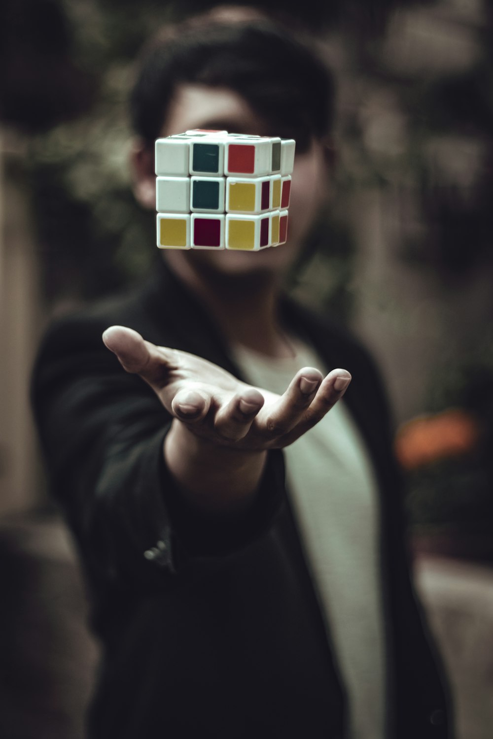 El cubo de Rubik flotando en la palma de la mano del hombre