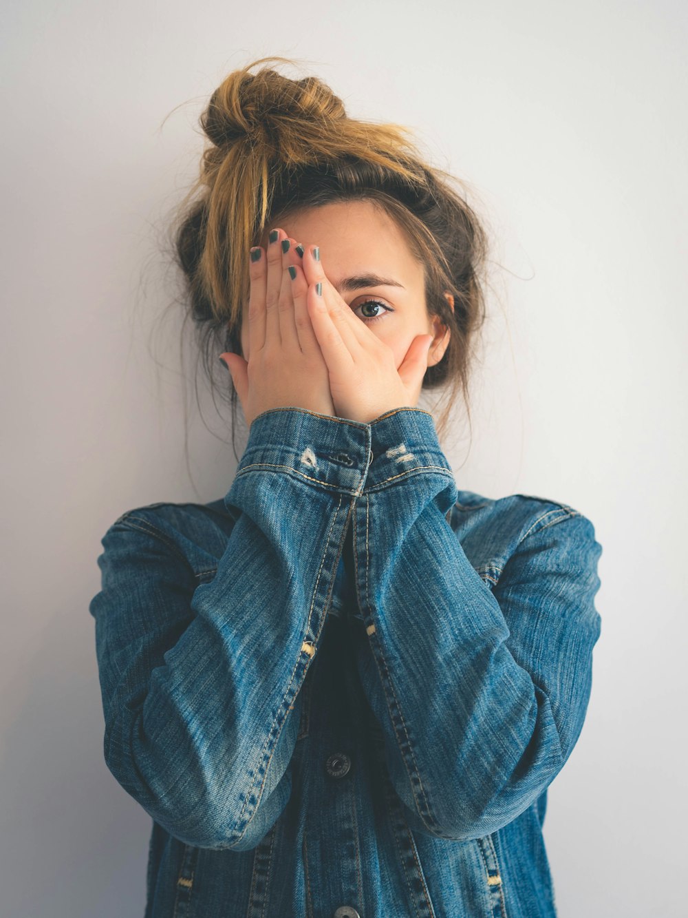 Frau in blauer Jeansjacke