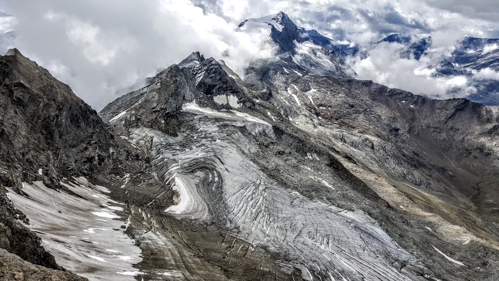 landscape photo of mountain during daytime