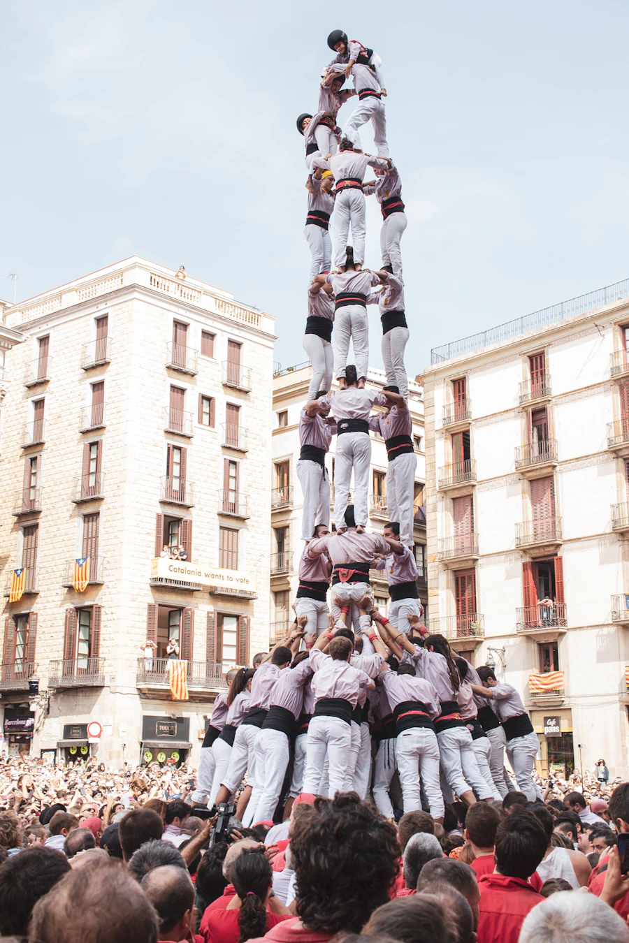 Castellers fent un castell a la plaça