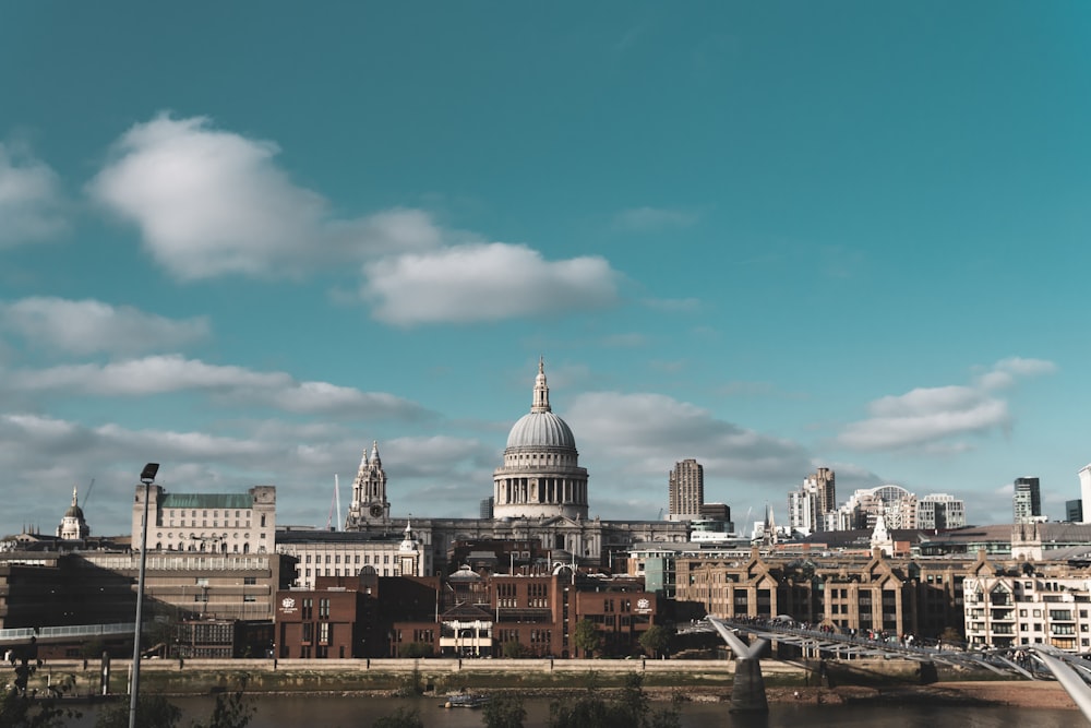 Millennium Bridge, Londra durante il giorno