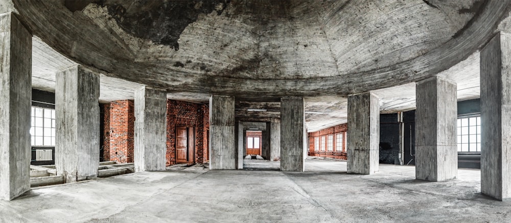 Bâtiment en béton gris