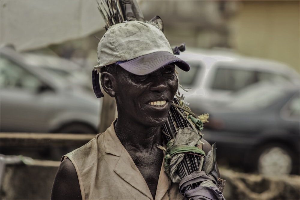 Fotografia de foco de homem usando boné de abas curvas