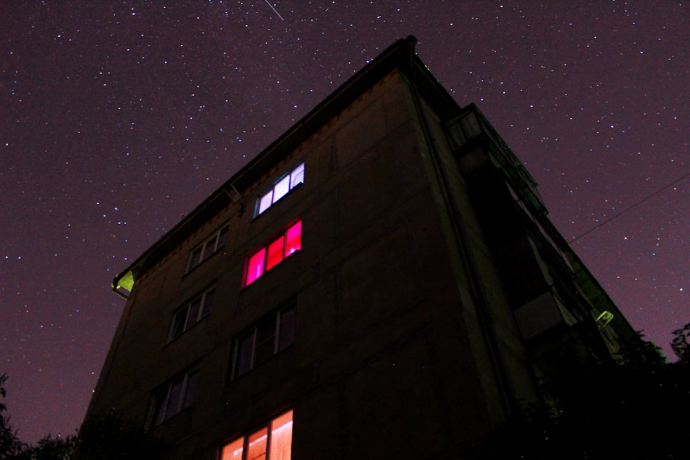 Fotografía de ángulo bajo de un edificio y una mirada fija