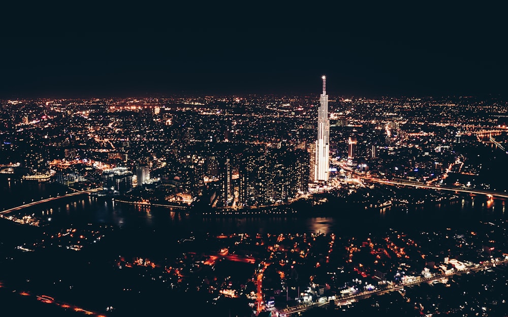 edifícios de concreto iluminados