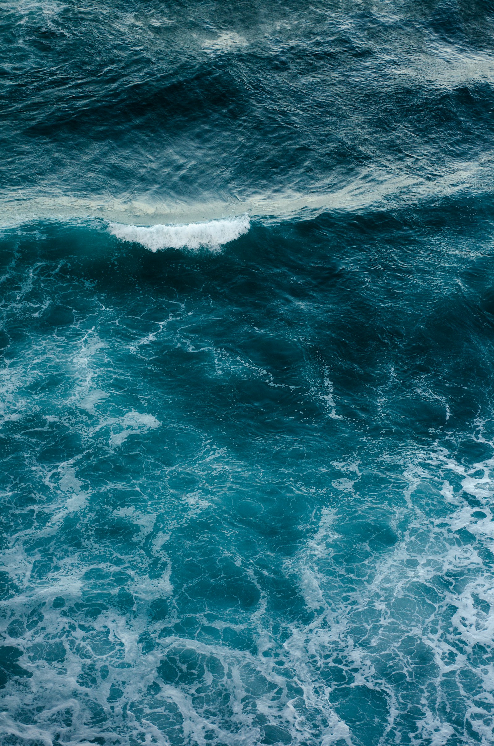 Nikon AF-S DX Nikkor 55-200mm F4-5.6G VR sample photo. Waves of sea water photography