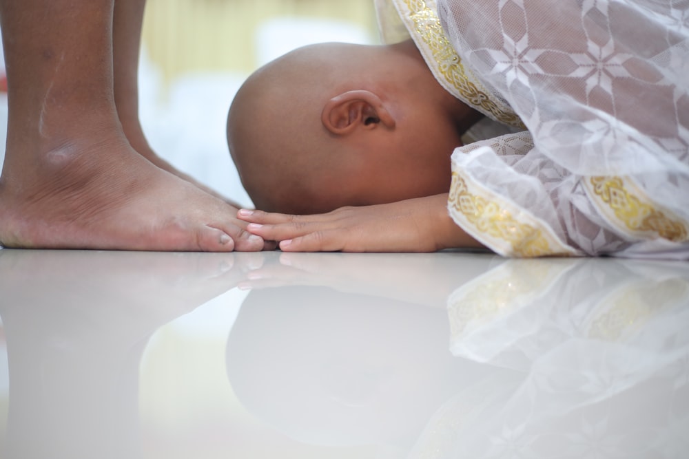 person bowing before another persn