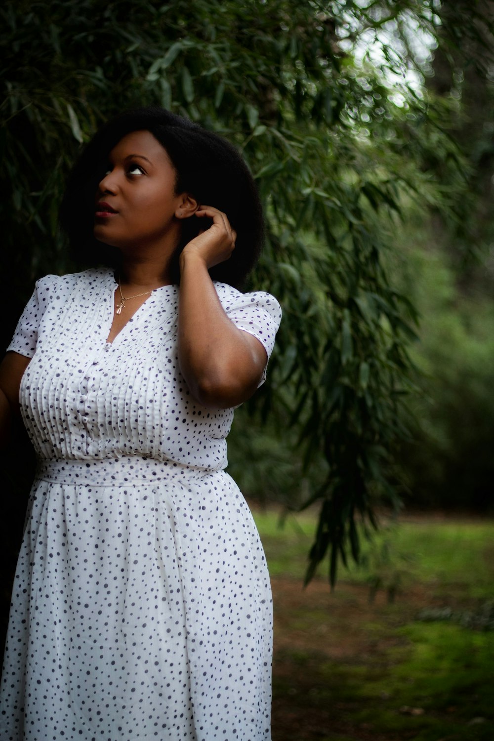 woman wearing black and white floral v-neck peplum dress