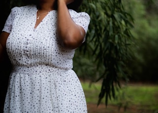 woman wearing black and white floral v-neck peplum dress