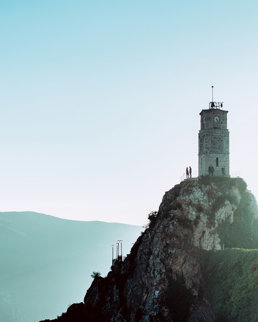 Torre en la cima de la montaña