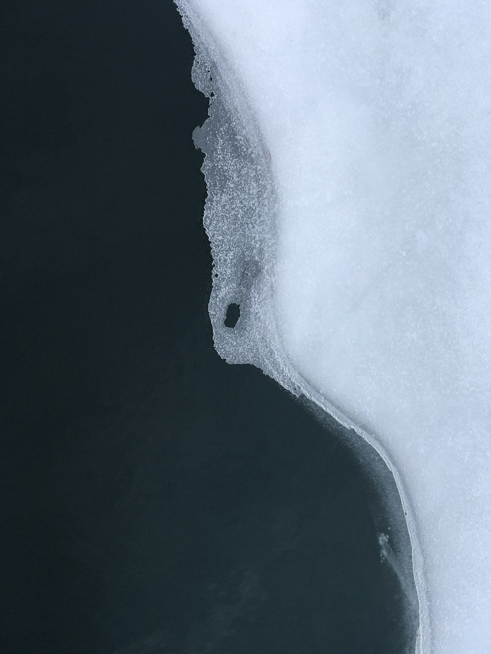 una veduta aerea di uno specchio d'acqua coperto di neve