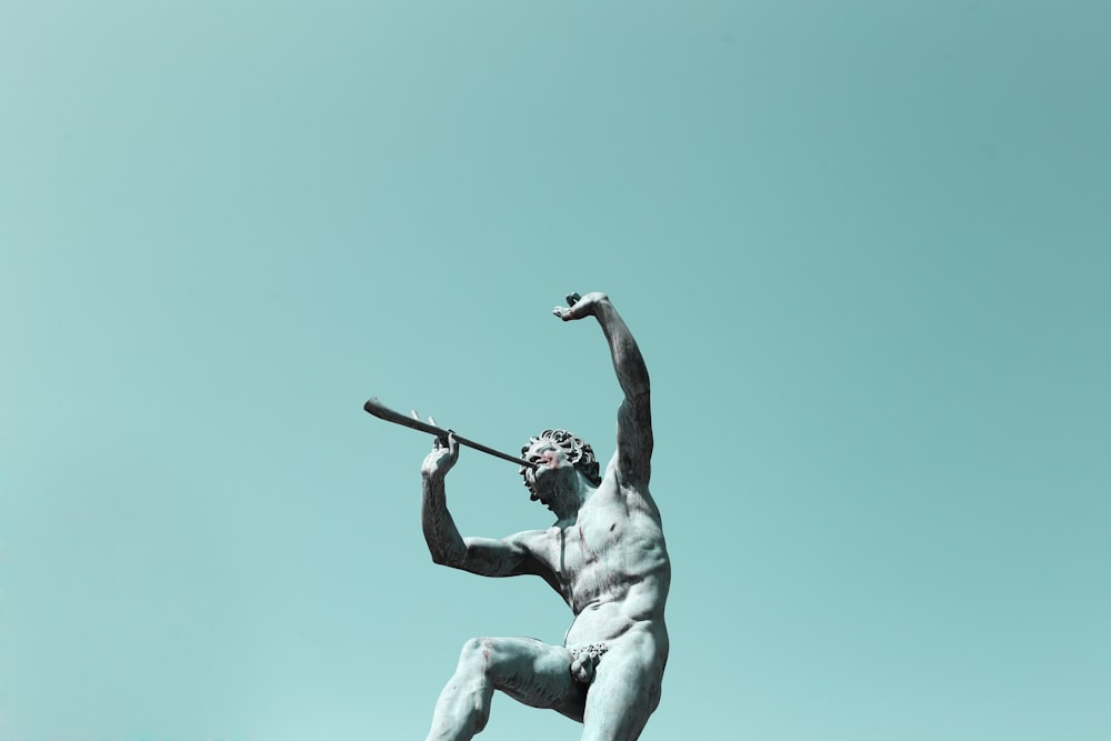 hombre usando estatua de instrumento musical