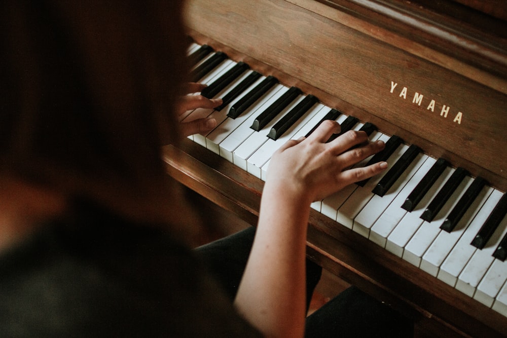 mujer tocando el piano Yamaha