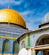 brass-colored and blue dome building during daytime