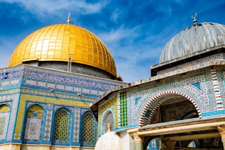 brass-colored and blue dome building during daytime