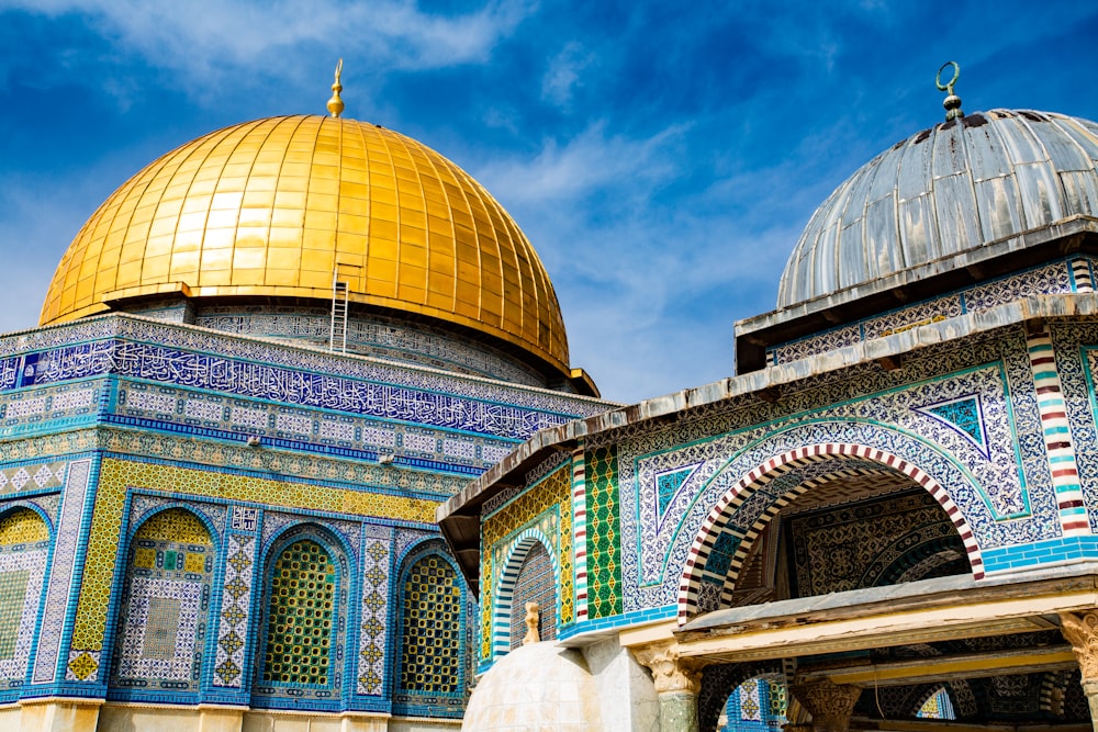 brass-colored and blue dome building during daytime