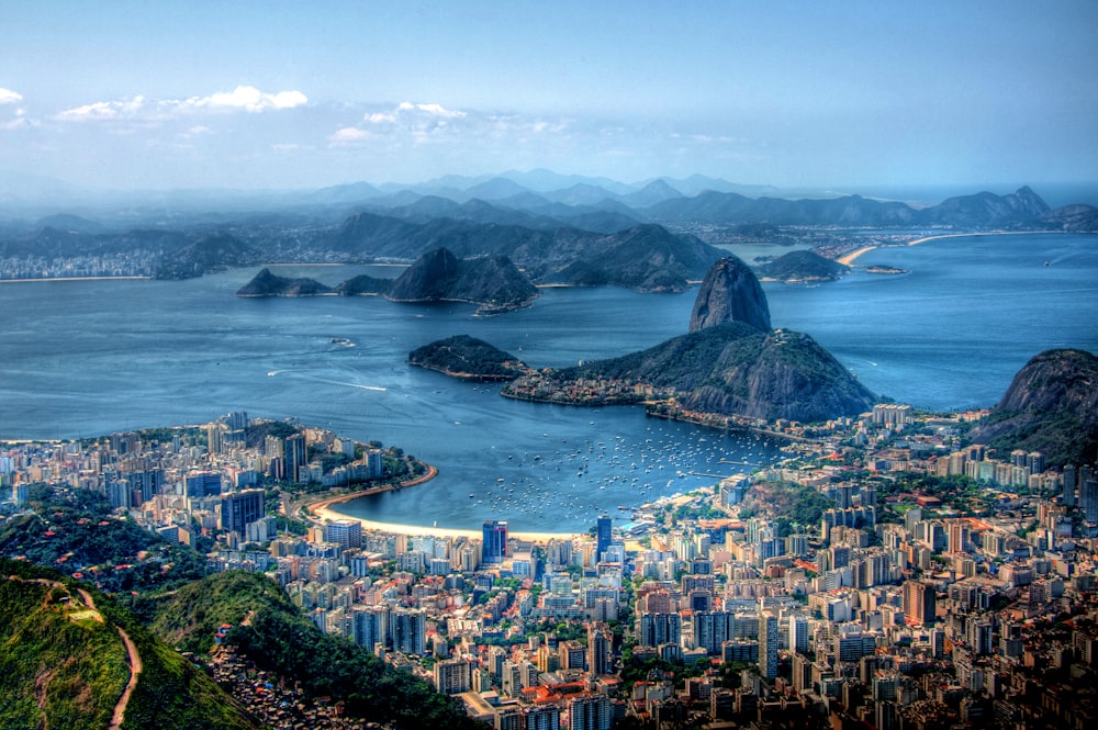 Fotografia aérea na cidade perto do corpo d'água