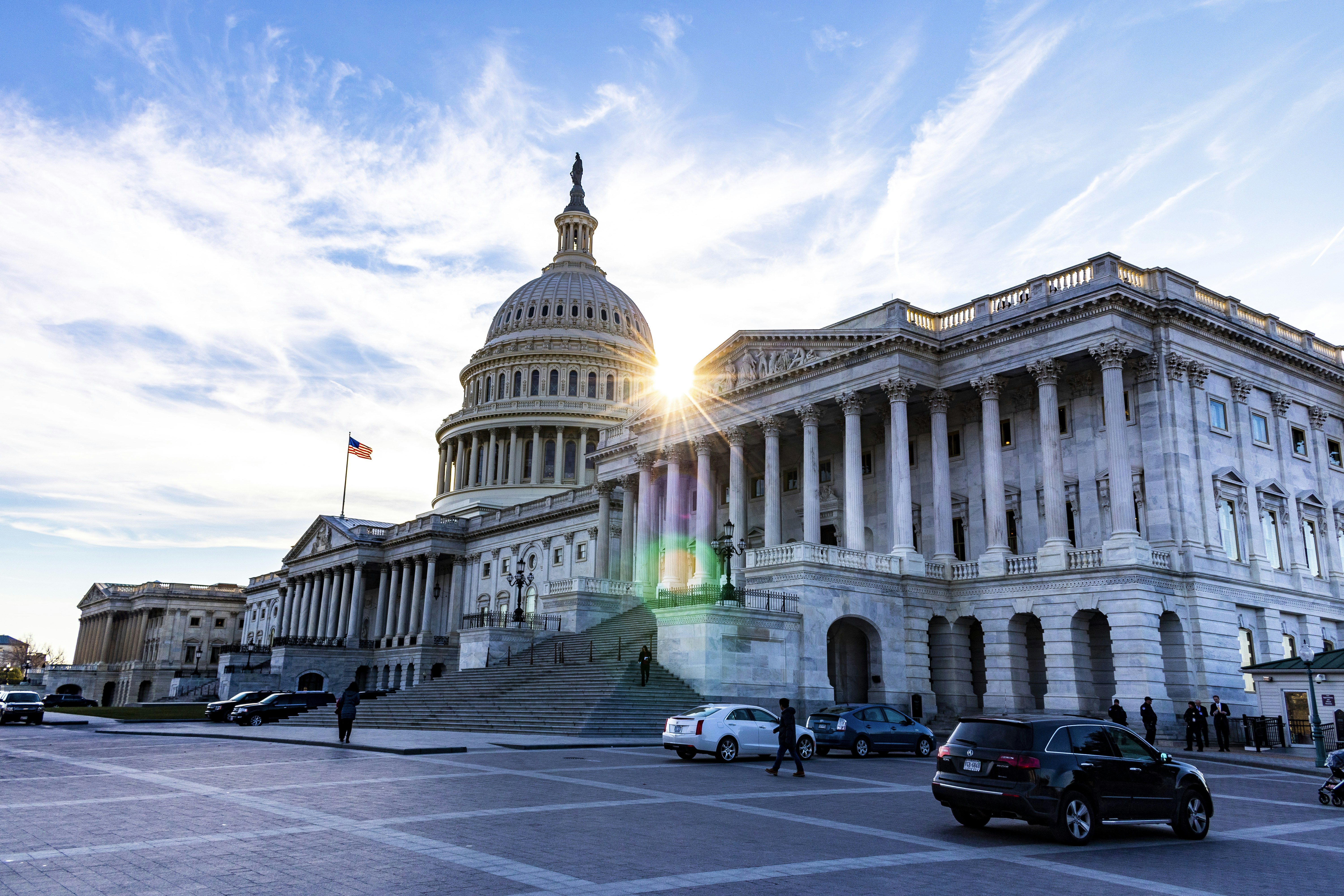 Fahrzeug tagsüber neben weißem Betongebäude geparkt