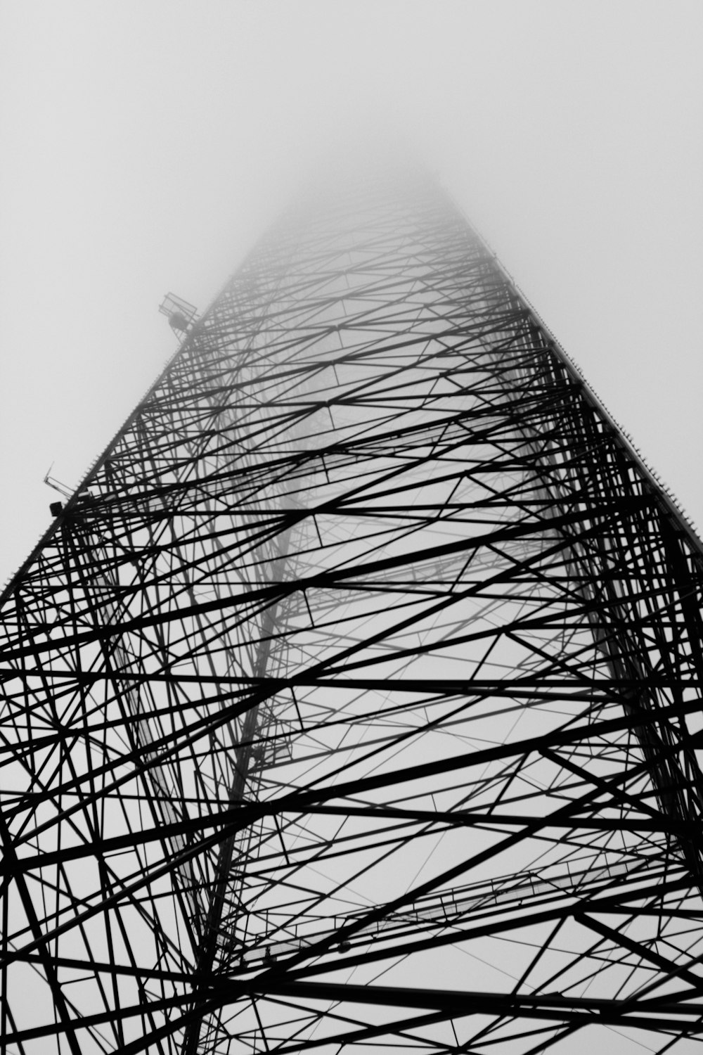 Fotografía de ángulo bajo de torre de acero bajo cielo nublado