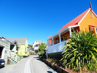 A cozy neighborhood street in Valparaíso with colorful houses under a clear sky.
