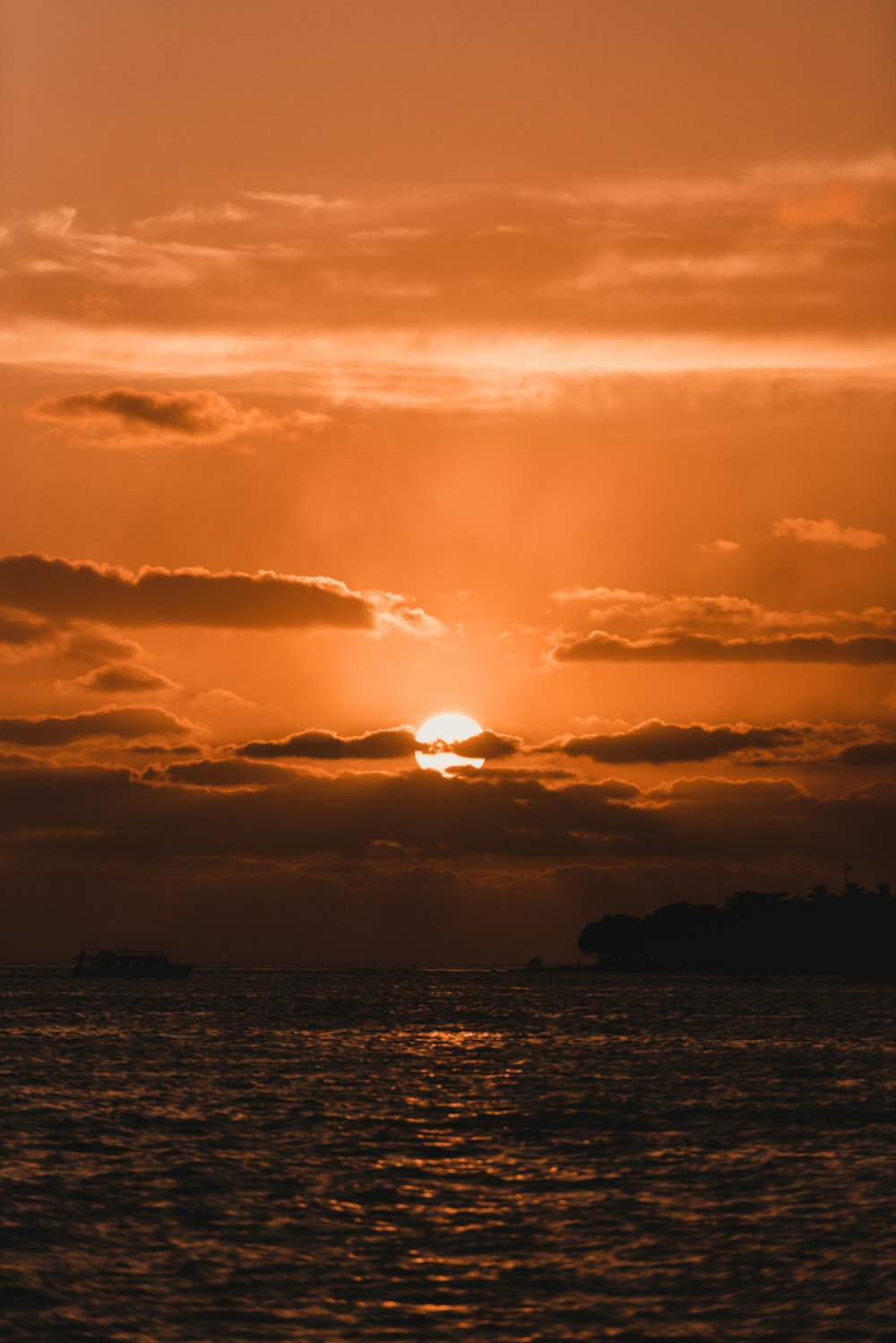 Photographie en contre-plongée du soleil et du plan d’eau