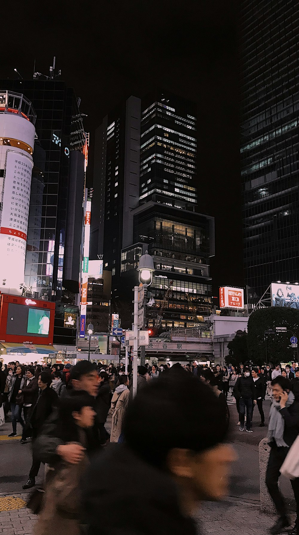 pessoas caminhando perto de edifícios