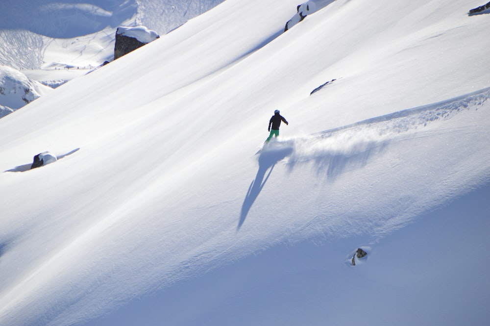 Fotografía aérea de persona haciendo snowboard