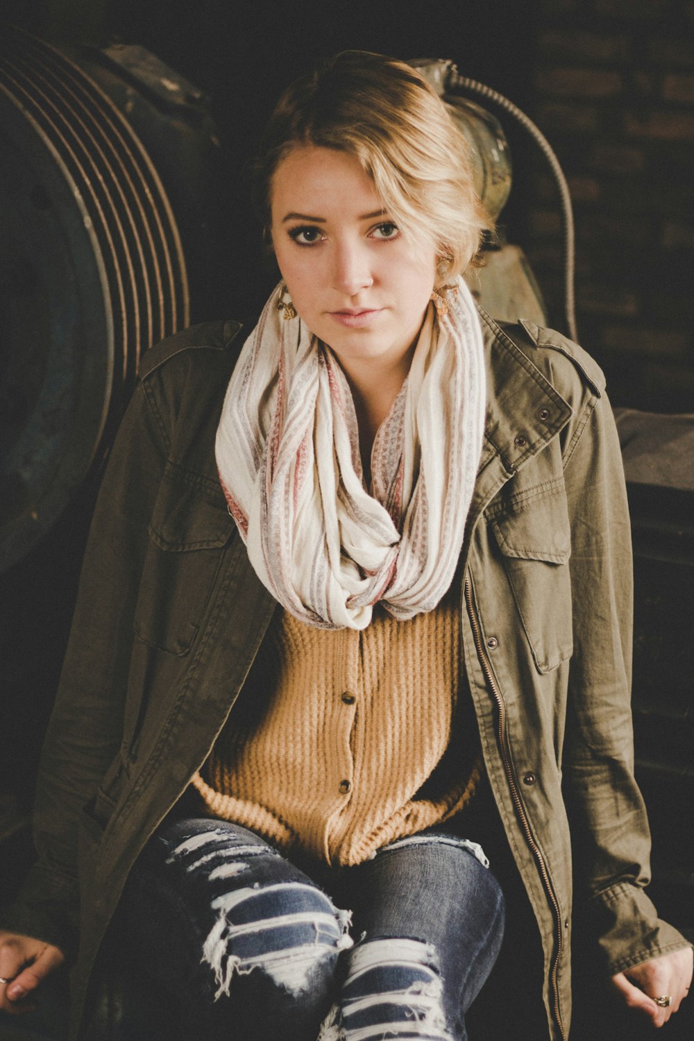 Femme portant une veste marron et une écharpe blanche