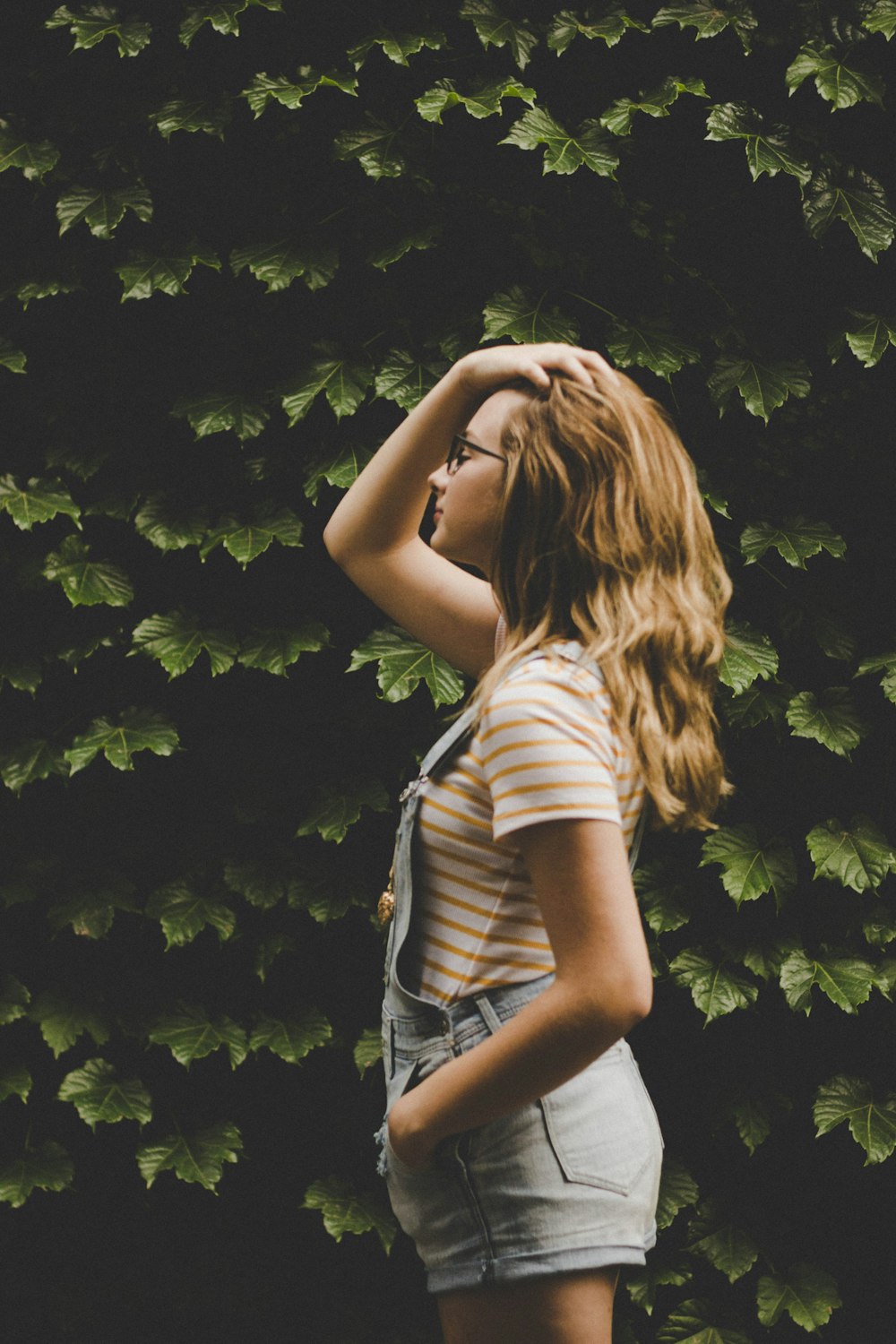 femme tenant sa tête à l’extérieur